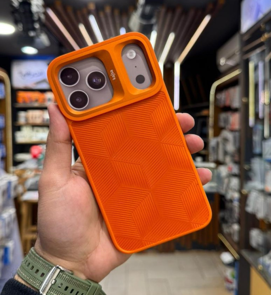  جراب ايفون بتصميم يجمع بين الشياكة والفخامة مصنوع من خامات عالية الجودة مقاومة للصدمات و إطار بارز للحماية الكاملة ومربع كاميرات مرتفع يمنح حماية إضافية ولمسة تصميم فريدة، ليظهر بشكل جذاب في اليد من أول نظرة متوافق مع ايفون 17 برو ماكس 