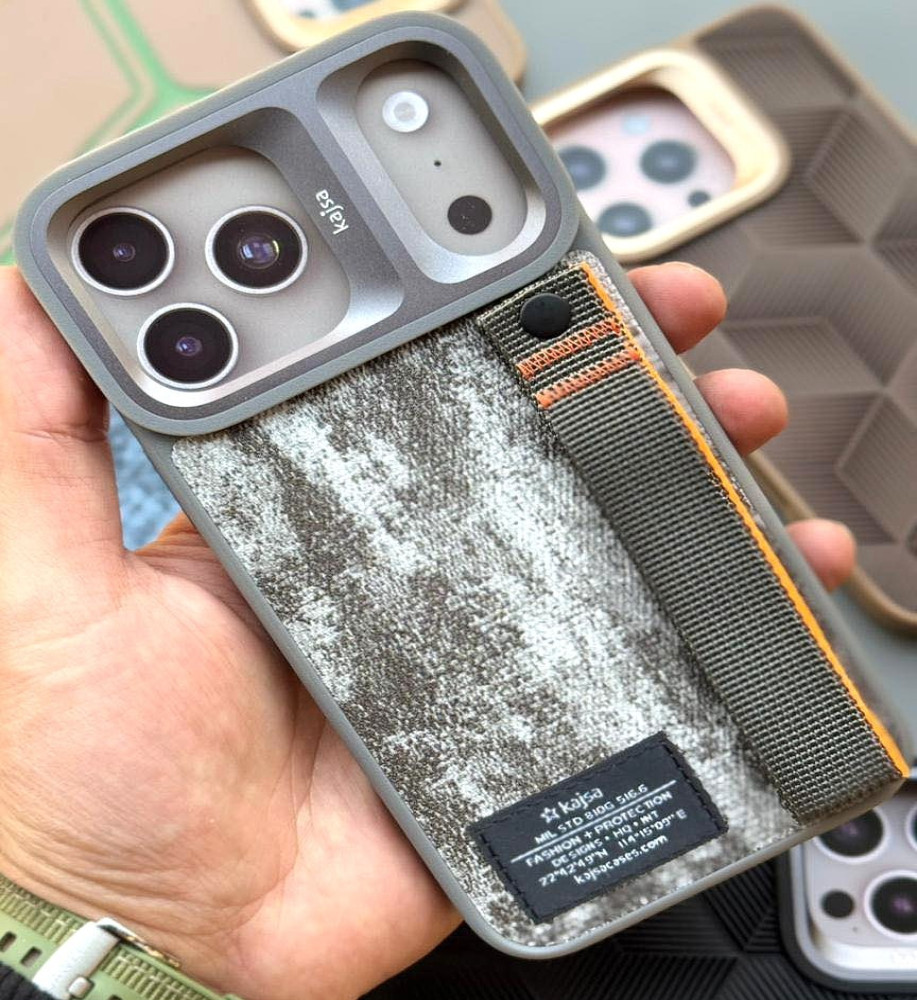  جراب ايفون يجمع بين ستايل الجينز و لمسة الفخامة، بنقشة مميزة مزود بـ ماسكة  مريحة تمسك الموبايل بثبات، حماية قوية ضد الصدمات، بالإضافة إلى بروز مميز لمنطقة الكاميرا حماية ويضيف شكل جمالي مختلف متوافق مع ايفون 17 برو ماكس 