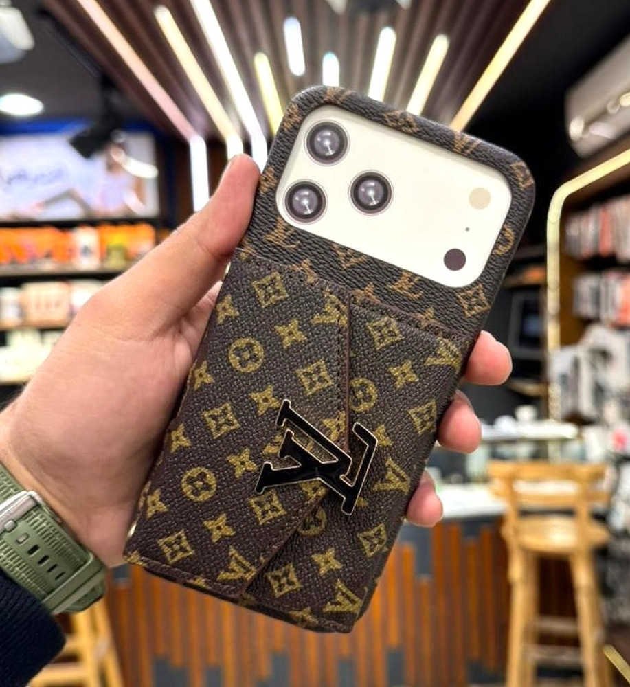  جراب ايفون 17  برو ماكس شيك فاخر و ستايل LV & GG & GUCCI  مع حافظة بطاقات مدمجة وحزام كروس – غطاء حماية أنيق للبنات ومتوافر ايضا ل ايفون 17. 