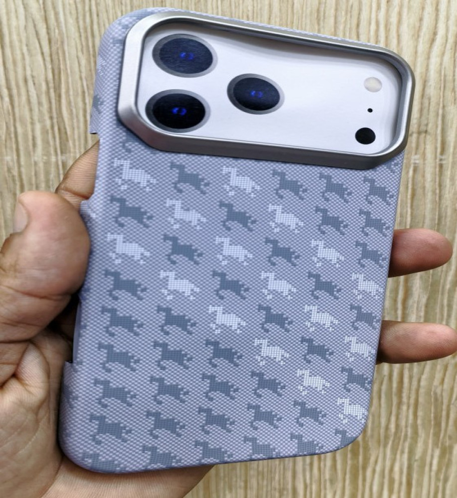  Carbon fiber iPhone 17 Pro Max case in stylish colors; supports MagSafe. 
