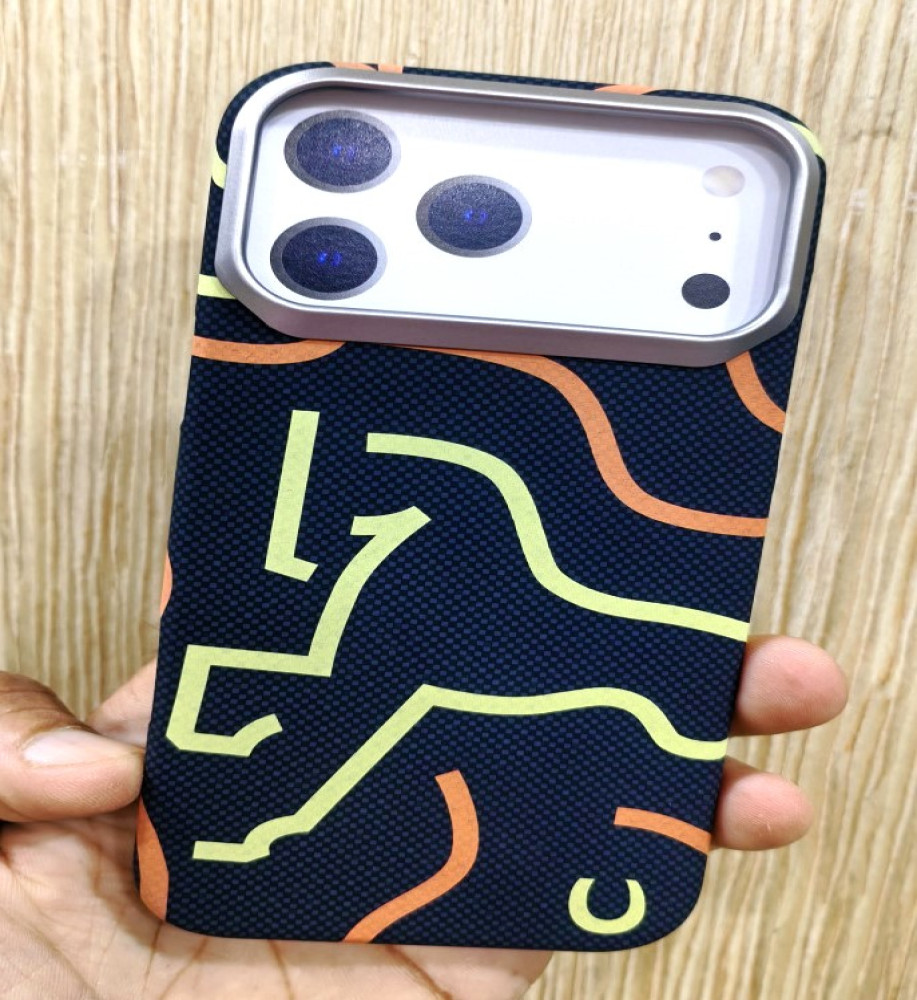  Carbon fiber iPhone 17 Pro Max case in stylish colors; supports MagSafe. 