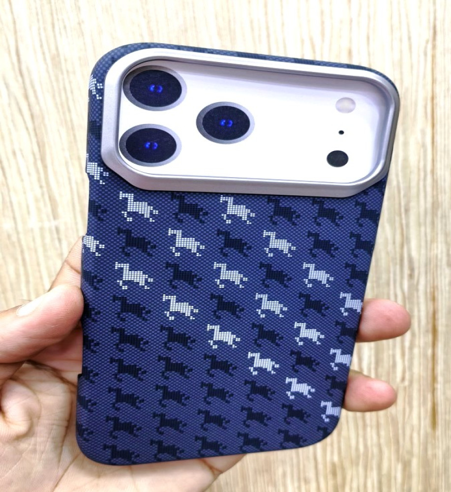 Carbon fiber iPhone 18 Pro Max case in stylish colors; supports MagSafe. 