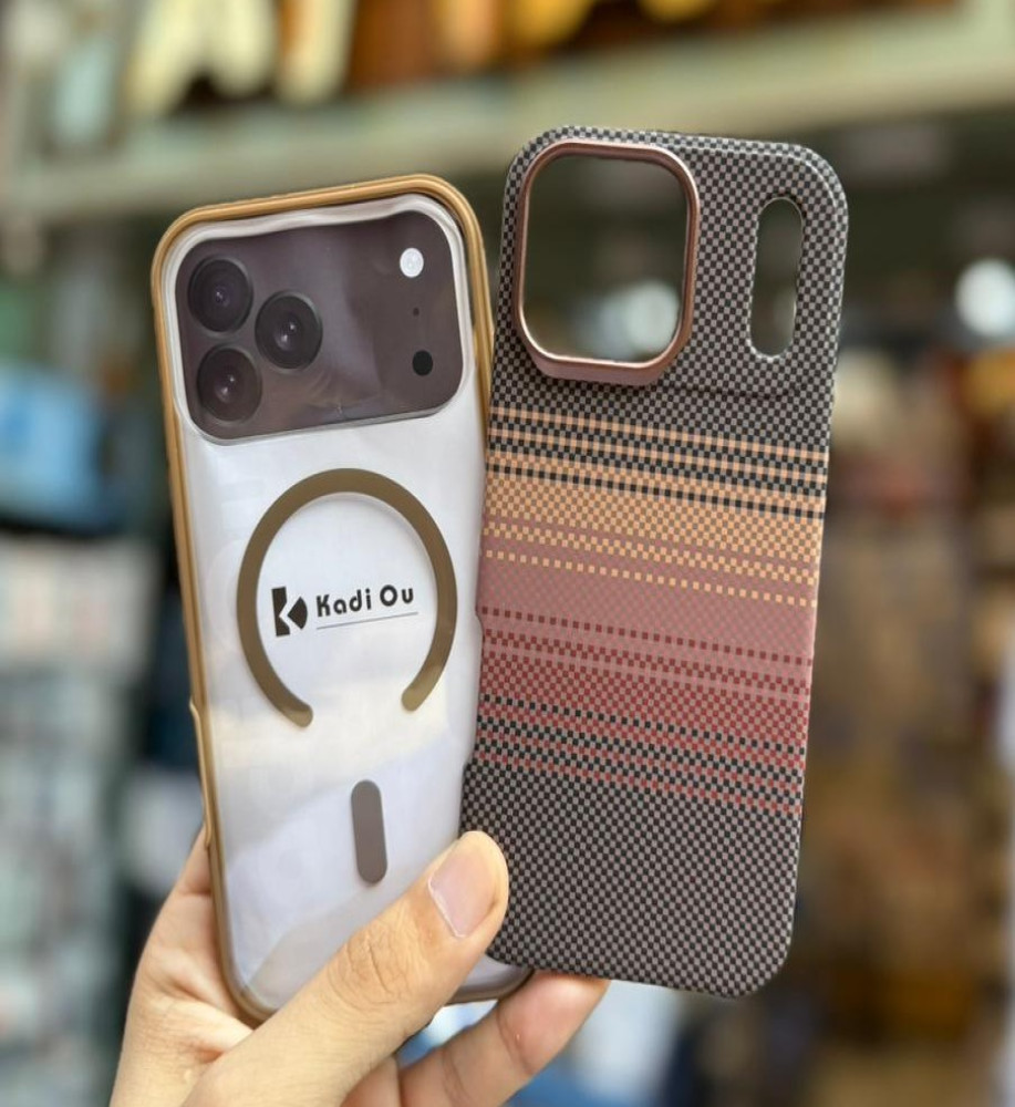  iPhone 18 Pro Max case featuring a transparent inner layer and a slim, anti-fingerprint carbon fiber magnetic cover; supports MagSafe. 